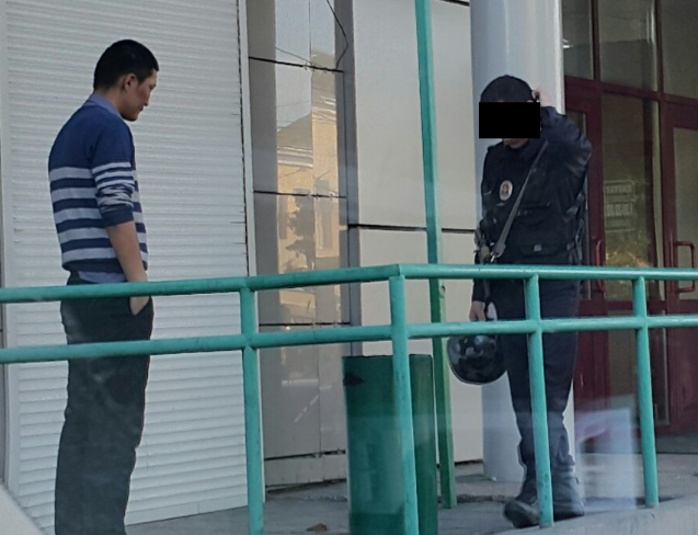 Житель Улан-Удэ испражнился у закрытого офиса «Сбербанка» и ответил перед УВО