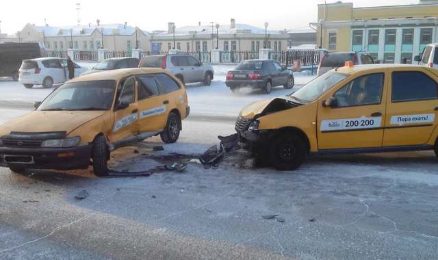 В Улан-Удэ столкнулись два автомобиля такси «Максим», есть пострадавшие (ФОТО) 