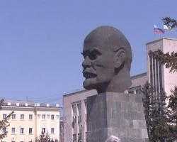 Какова история необычного памятника - «Голова Ленина»?