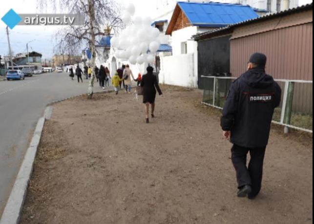 Власти Улан-Удэ запретили флешмоб в память об Арине Сороковиковой, собравшиеся «укрывались» от полиции в церкви (ФОТО)