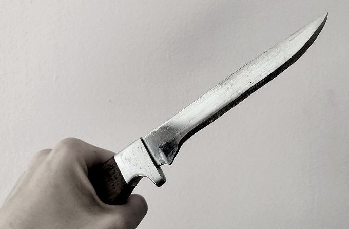 Житель Бурятии двумя ножами изрезал знакомого