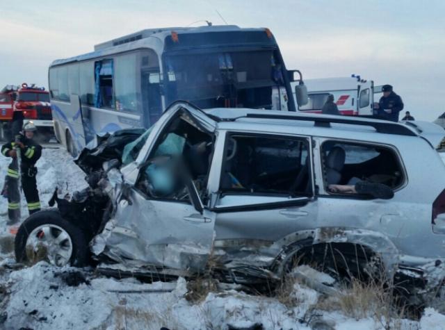 В Иркутской области Land Cruiser Prado при обгоне столкнулся с рейсовым автобусом, есть погибшие (ФОТО)