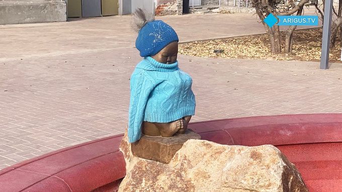В Улан-Удэ неизвестные заботливо одели каменного «мальчика». ФОТО