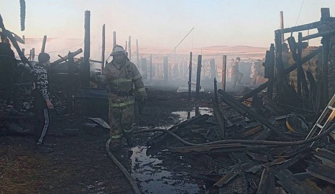 В Бурятии из-за детской шалости сгорели постройки на двух участках