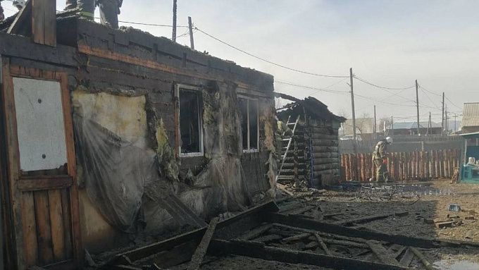 В пригороде Улан-Удэ женщина спасла из пожара трех детей и мужа
