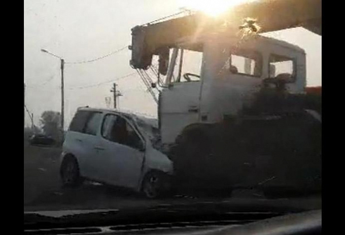 В Улан-Удэ, врезавшись на «Тойоте» в грузовик, пострадала семейная пара