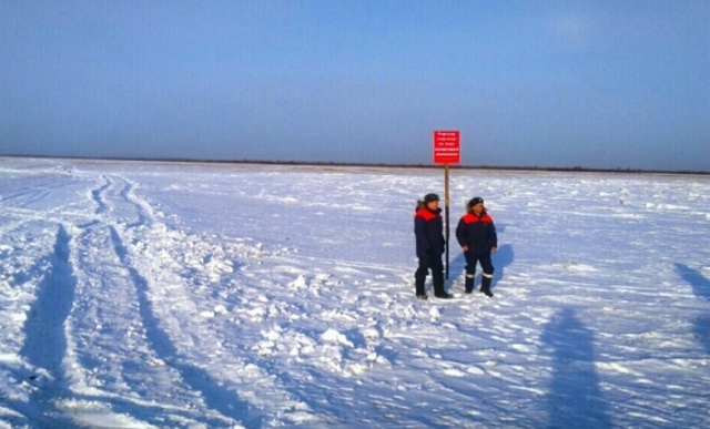 Cотрудники экстренных служб ищут троих граждан Бурятии, провалившихся под лед