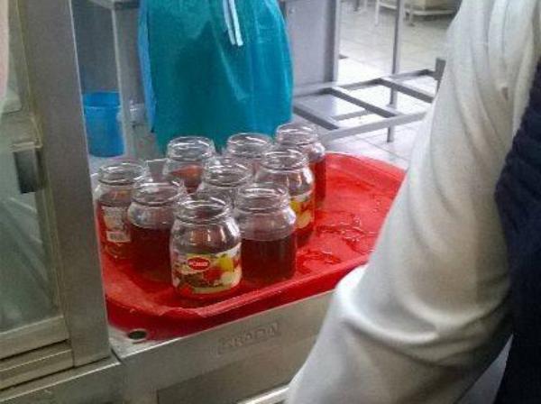 «Как в разруху 90-х»: В одной из школ Улан-Удэ дети пили чай из майонезных банок