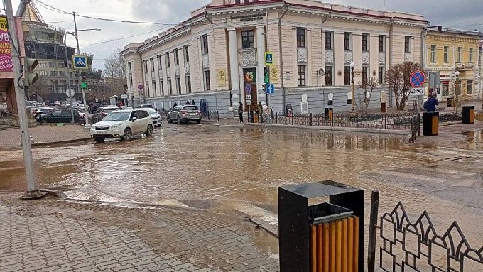 В центре Улан-Удэ нечистоты заливают дорогу