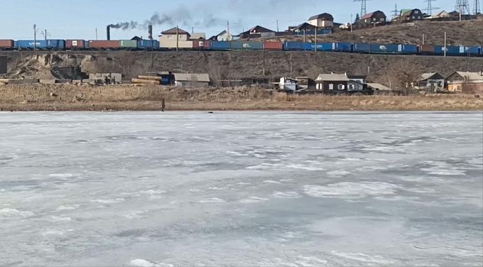 В Улан-Удэ со льда эвакуировали девушку